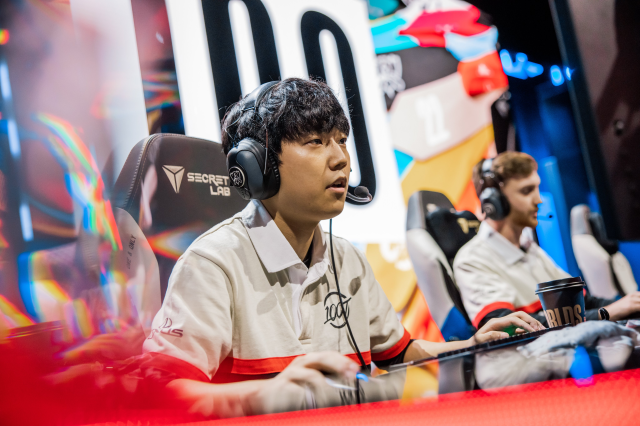 Legendary top laner Ssumday announces retirement in the middle of LoL season.